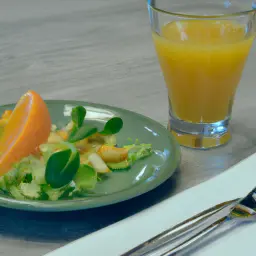 Rohkostsalat mit Apfel und Zitronensaft